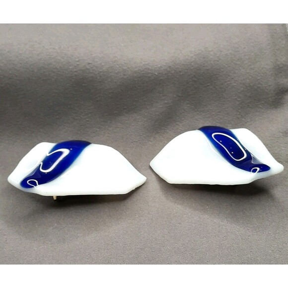 Vintage 1980s Artisan Fused Glass Geometric White/Blue Clip on Earrings XLNT - Picture 5 of 6